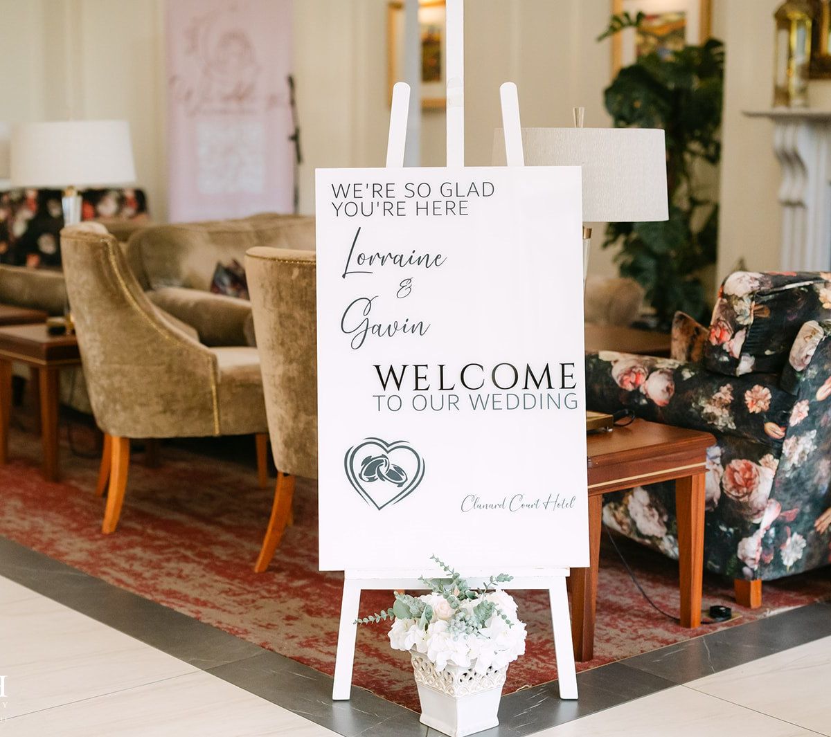Black and White Welcome Sign