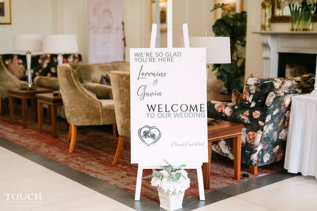 Black and White Welcome Sign