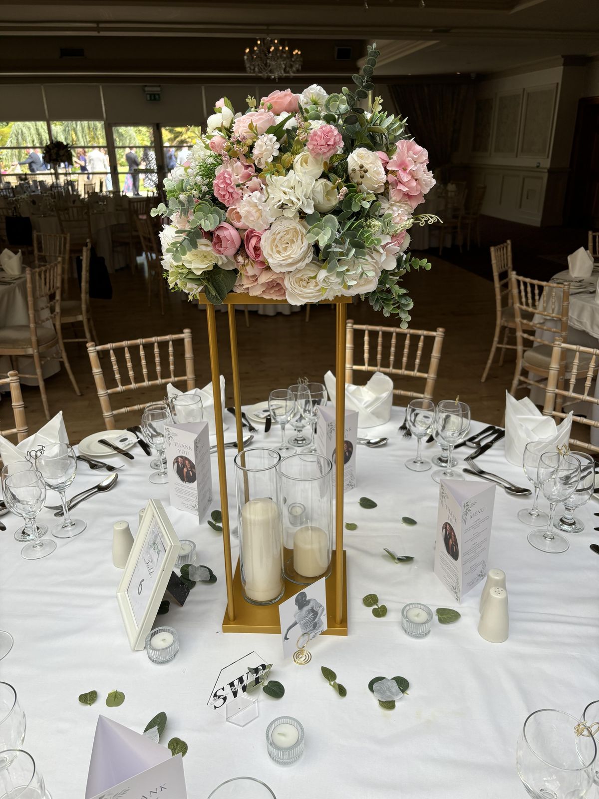 Gold table centrepieces with candles