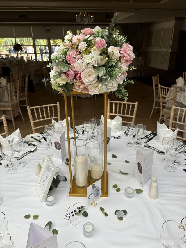 Gold table centrepieces with candles